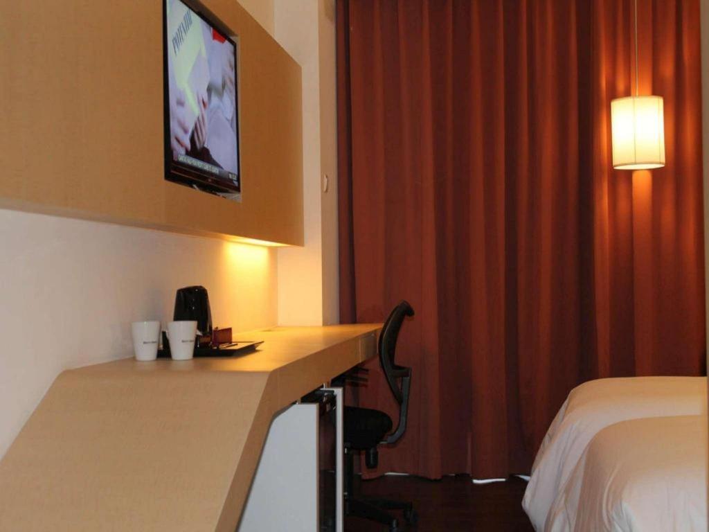 Brits Hotel Karawang Luaran gambar